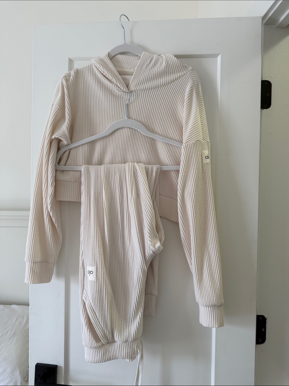 ALO Yoga women’s Ribbed Hoodie (Xs)and Jogger(s) Set in Cream